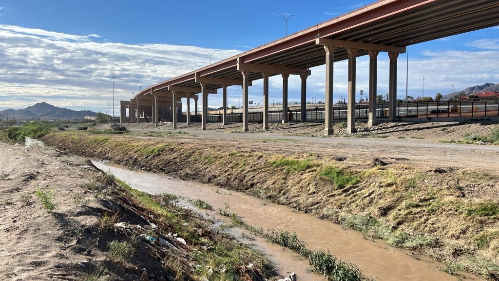 GUARDIA NACIONAL DE TEXAS RETIRA ALAMBRE DE NAVAJAS DEL RIO&nbsp;BRAVO