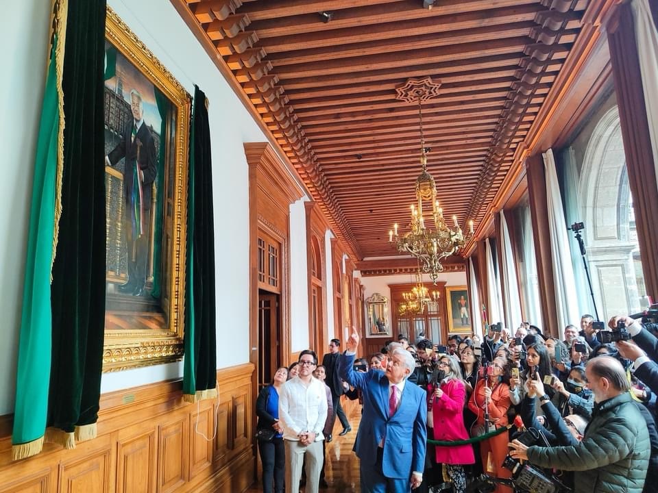 DEVELAN RETRATO AL ÓLEO DE&nbsp;AMLO