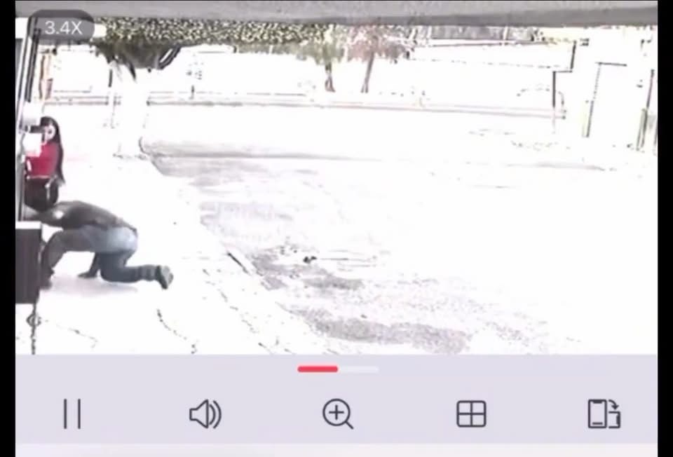 HOMBRE SE BAJA DEL CARRO SOLO PARA MORDER “LA POMPI” DE UNA&nbsp;MUJER