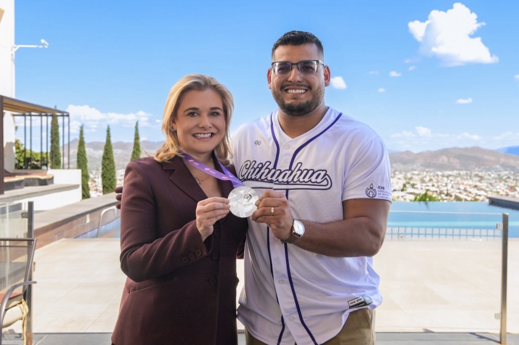 MARU FELICITA A UZIEL MUÑOZ POR SU ACTUACIÓN EN EL MUNDIAL DE&nbsp;ATLETISMO