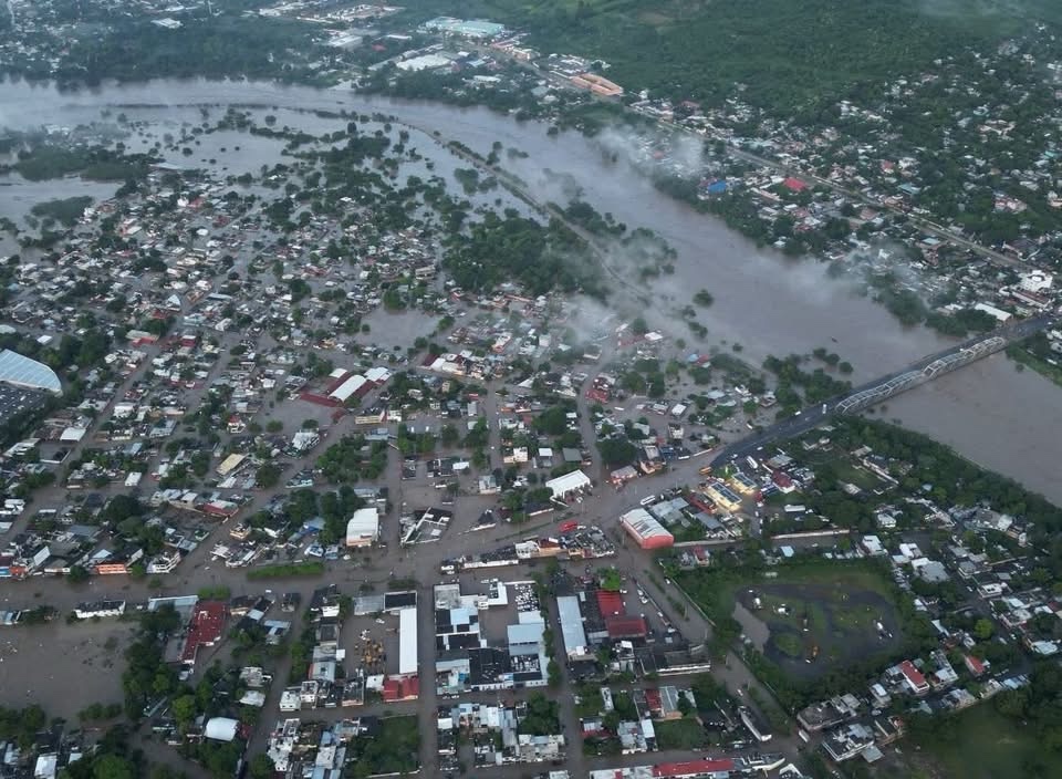VERACRUZ BAJO EL AGUA, SE DESBORDAN LOS RÍOS Y GOBERNADORA MINIMIZA&nbsp;EMERGENCIA