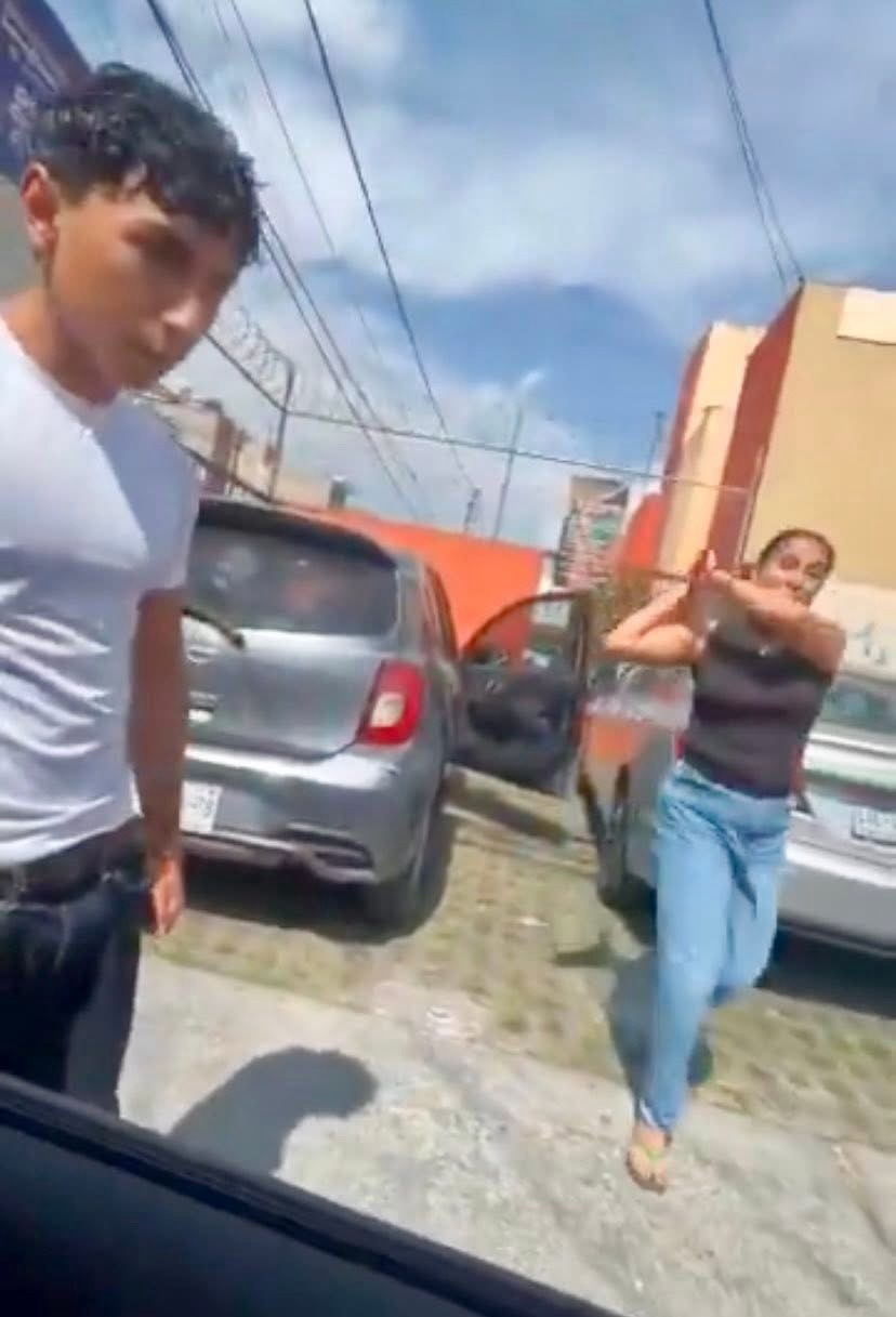 MADRE E HIJO GOLPEAN AUTO Y AGREDEN A&nbsp;CONDUCTORA