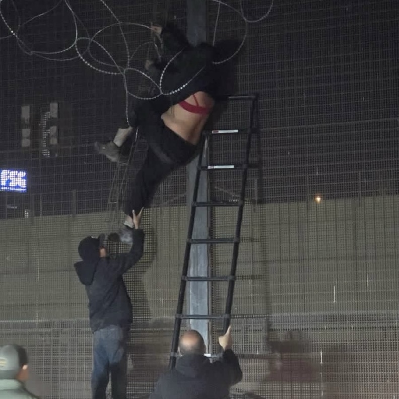 ENREDOS QUE DUELEN, MUJER QUEDA ATRAPADA EN PÚAS DE MURO&nbsp;FRONTERIZO