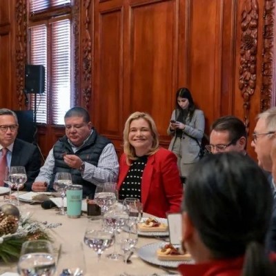 PACHANGA EN PALACIO, ENCABEZA EL BRINDIS MARU CAMPOS CON SU&nbsp;GABINETE