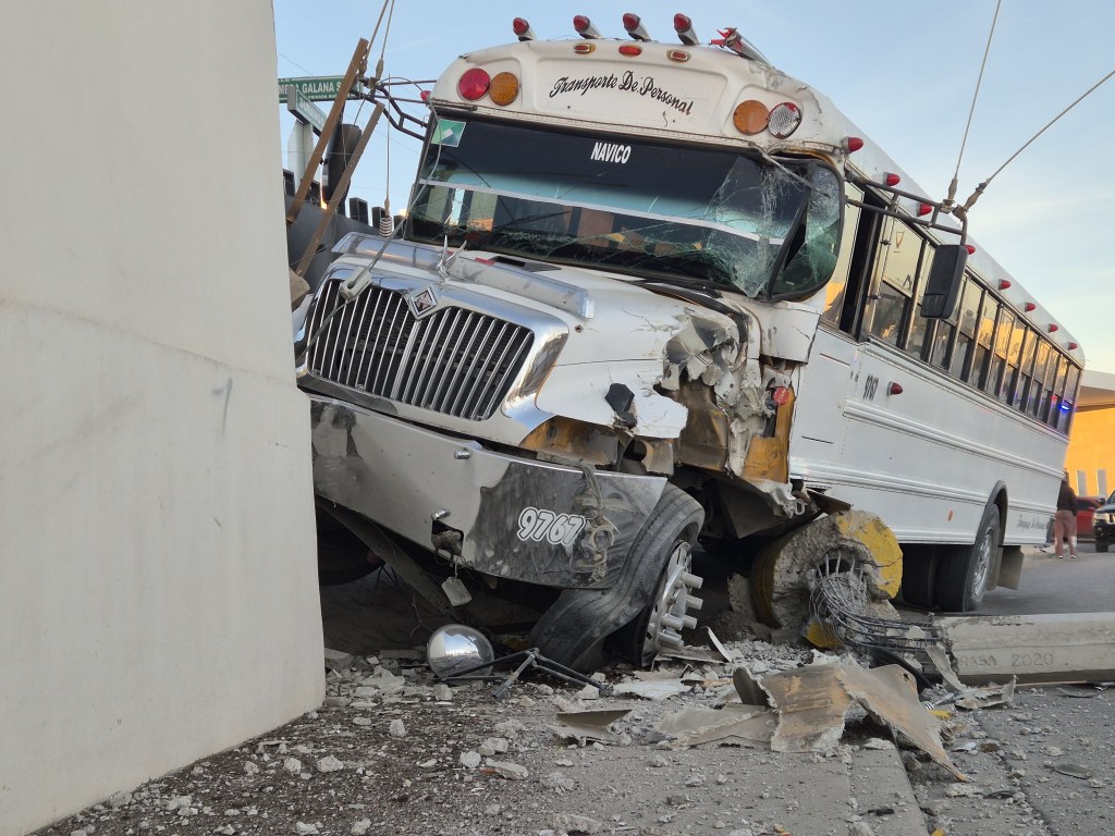 SE VENÍA MANEJANDO SOLO, POR EXCESO DE VELOCIDAD RUTERA DERRUMBA POSTE DE&nbsp;CFE.