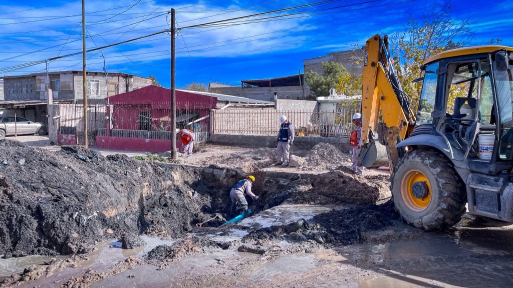 ATIENDEN REPORTE DE FUGA DE DRENAJE EN COLONIA&nbsp;SARABIA