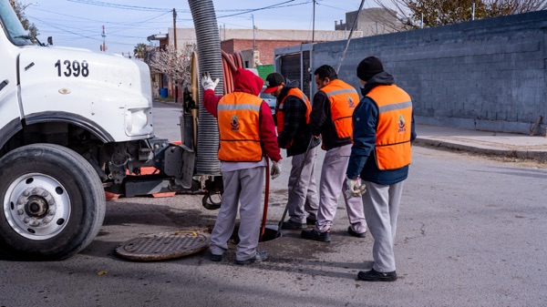 HASTA TIERRA Y BASURA, DAN MANTENIMIENTO A DRENAJES TAPADOS EN EL&nbsp;CENTRO