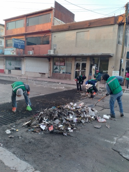 NI EL FRIO LOS DETIENE, REFUERZAN LIMPIEZA EN INSURGENTES TRAS LLUVIAS Y&nbsp;NEVADA