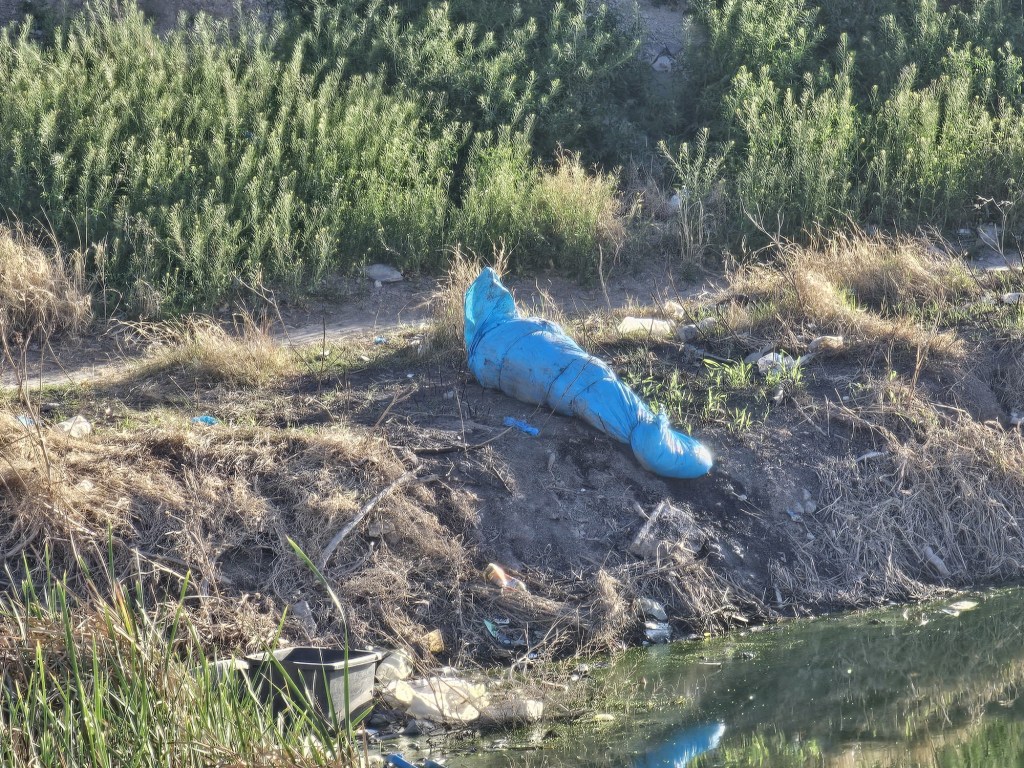 LE PUSIERON EMPEÑO, DEJARON UN CUERPO ENVUELTO EN UNA LONA