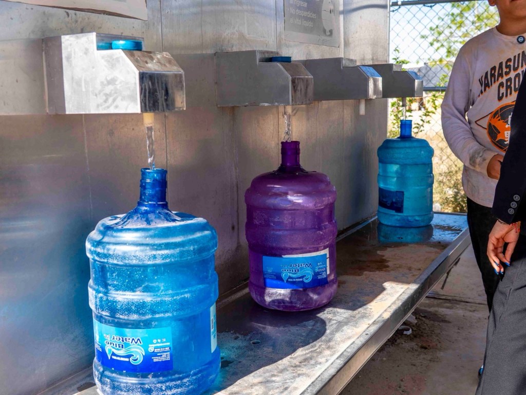 AGUA PARA TODOS, LLEVAN AGUA GRATIS A LOS KILÓMETROS CON CASETAS Y PIPAS