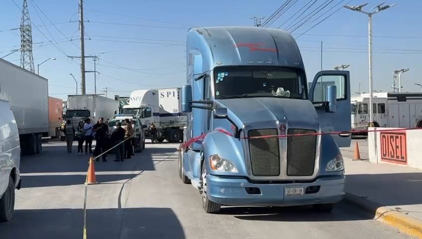 COLGÓ EL GAFETE EN LA FILA, FALLECE TRAILERO CUANDO CRUZABA A EL PASO, TEXAS