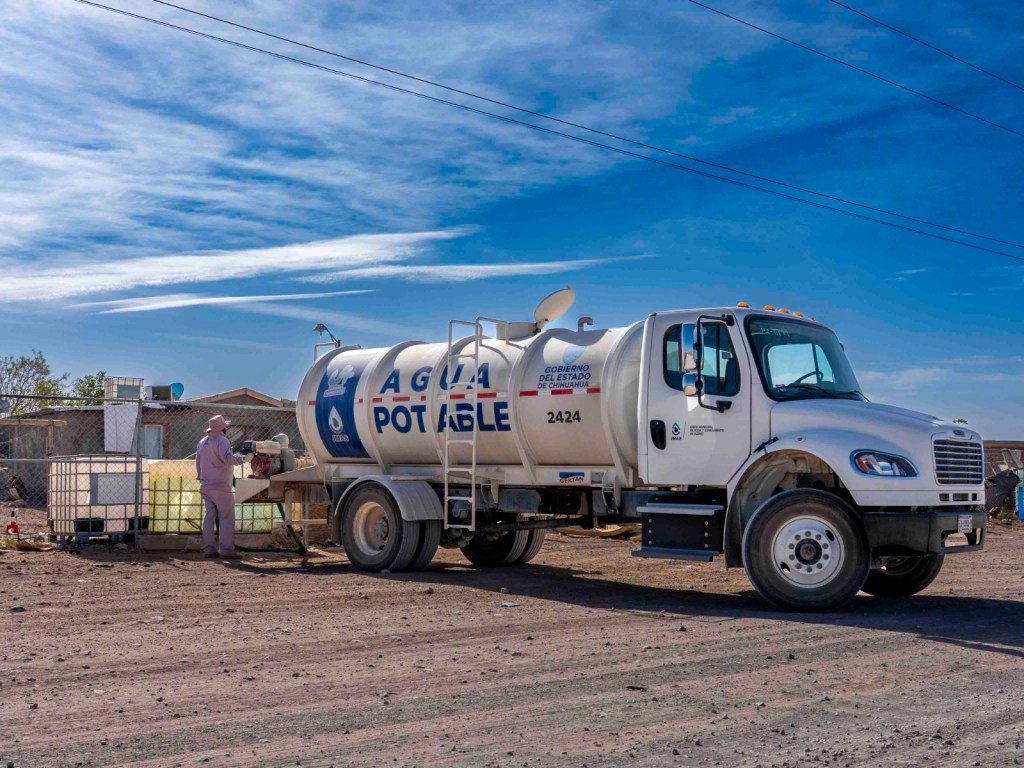 PARA QUE SE BAÑEN, LLEVA JMAS AGUA A FAMILIAS DE LOS&nbsp;KILÓMETROS