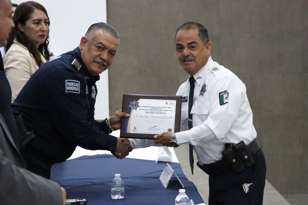 CON DESPENSAS, RECONOCEN A 60 POLICÍAS DESTACADOS DEL MES Y AÑOS DE&nbsp;SERVICIO