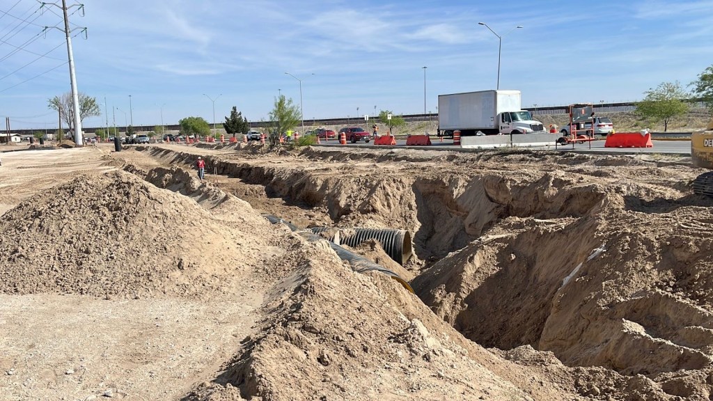 MUCHAS FAMILIAS BENEFCIADAS, INICIA JMAS CONEXIÓN DE COLECTOR EN CUATRO&nbsp;SIGLOS