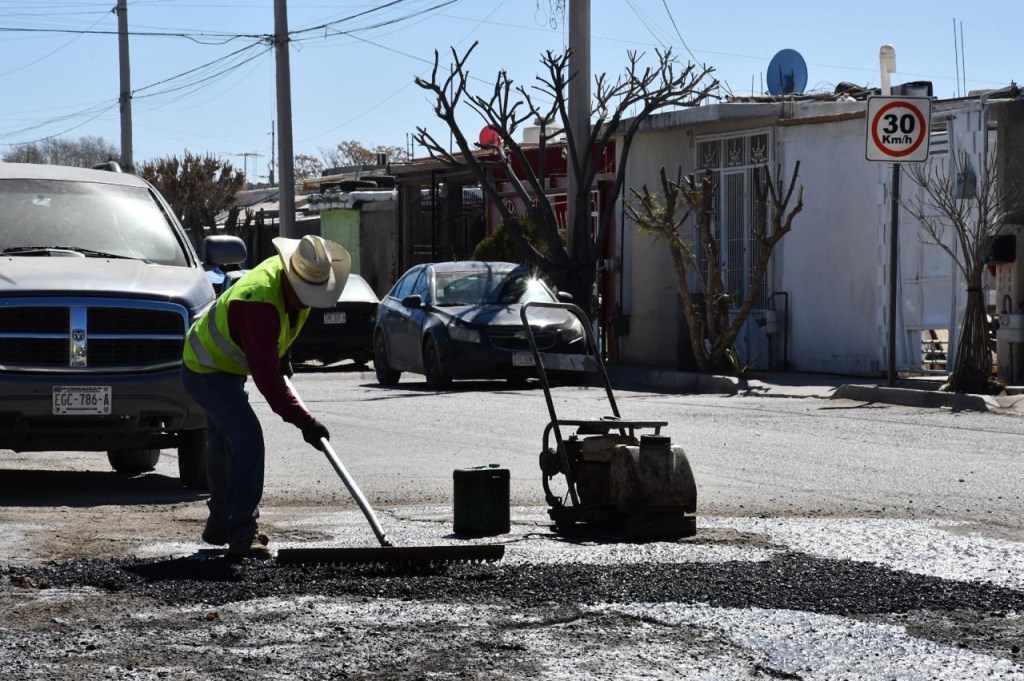CADA VEZ MENOS BACHES EN CIUDAD JUÁREZ, TAPAN MÁS DE 2 MIL BACHES EN FEBRERO