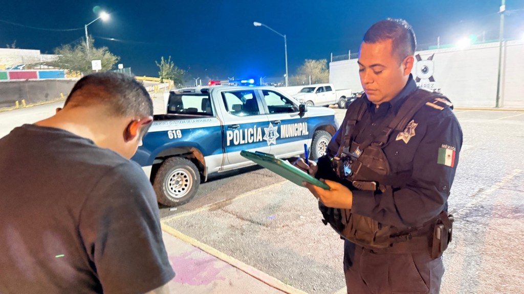 SIEMPRE HAY UNA SOLUCIÓN, POLICÍAS MUNICIPALES LOGRAN PONER A SALVO A UN&nbsp;HOMBRE