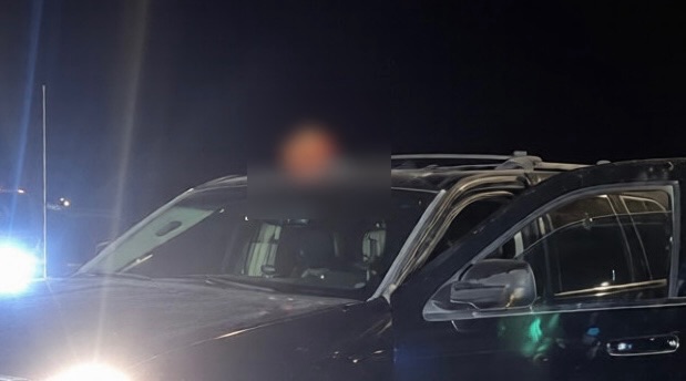 PERO VAMOS BIEN, DEJAN CUERPO DENTRO DE CAMIONETA Y COLOCAN SU CAB3Z4 SOBRE EL&nbsp;TECHO