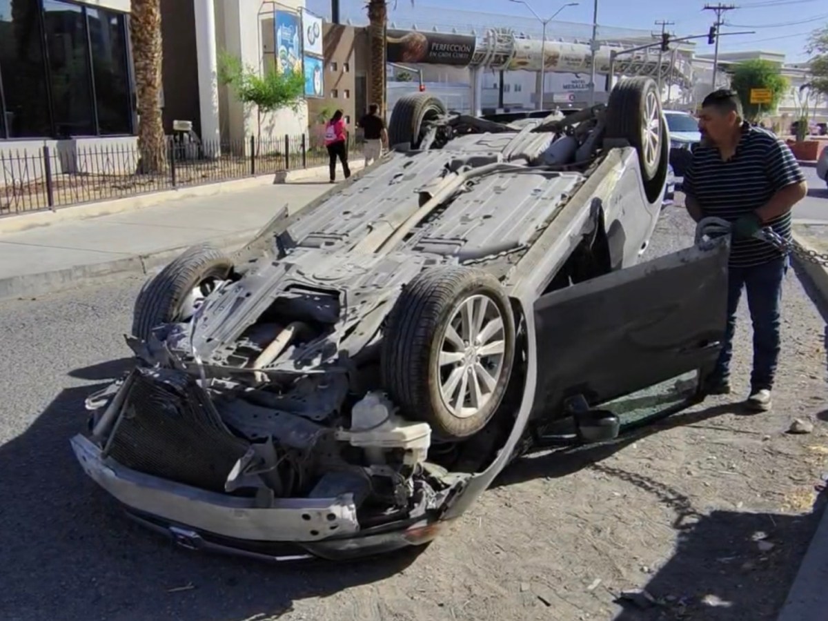 LISTO PARA LA CURVA, POR ACELERADO VUELCA VEHÍCULO EN LA PASEO DE LA&nbsp;VICTORIA