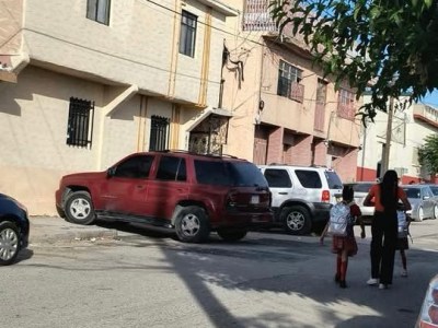 AUTOS INVADEN BANQUETAS Y PONEN EN PELIGRO A NIÑOS DE&nbsp;PRIMARIA