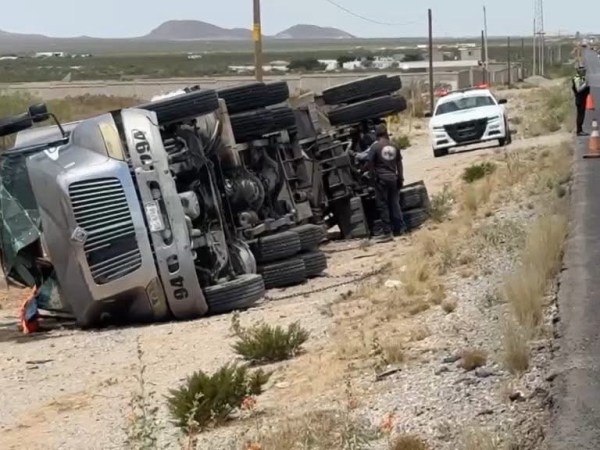 SE LE ACABÓ LA CALLE, VUELCA PIPA DE AGUAS RESIDUALES EN LA CASAS&nbsp;GRANDES