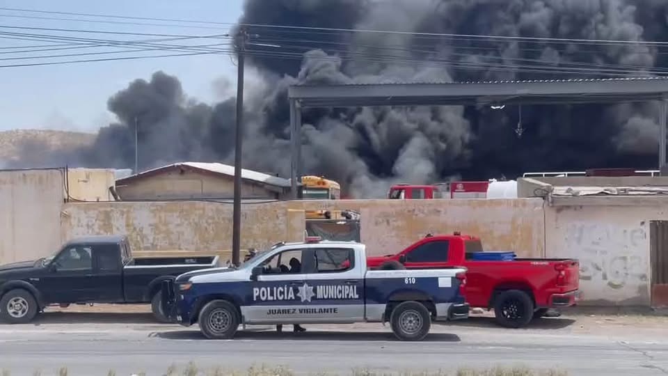 ¡FEROZ INCENDIO CONSUME UNA RECICLADORA!
