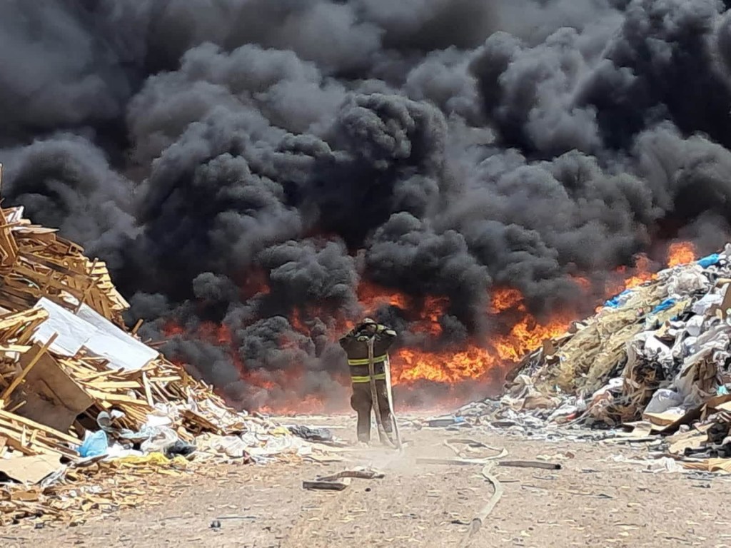 INCENDIO EN RECICLADORA DISPARA CONTAMINACIÓN A NIVELES PELIGROSOS