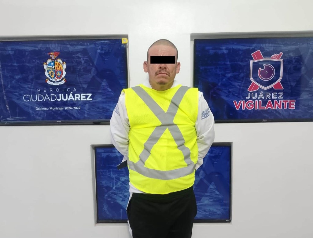 SUJETO DERRIBA SEÑALAMIENTO VIAL CON UN HACHA Y TERMINA DETENIDO