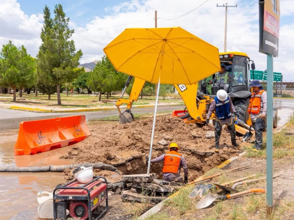 SE ROMPE TUBERÍA Y JMAS ACUDE DE EMERGENCIA EN AVENIDA DEL CHARRO