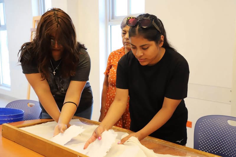 DE PAPEL VIEJO A ARTE, ESTUDIANTES DE LA UACJ APRENDEN A&nbsp;REUTILIZARLO