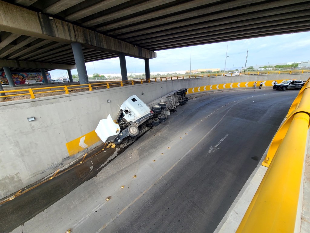 IBA A MADRE, VUELCA TRACTOCAMIÓN EN PUENTE DE TALAMÁS CAMANDARI